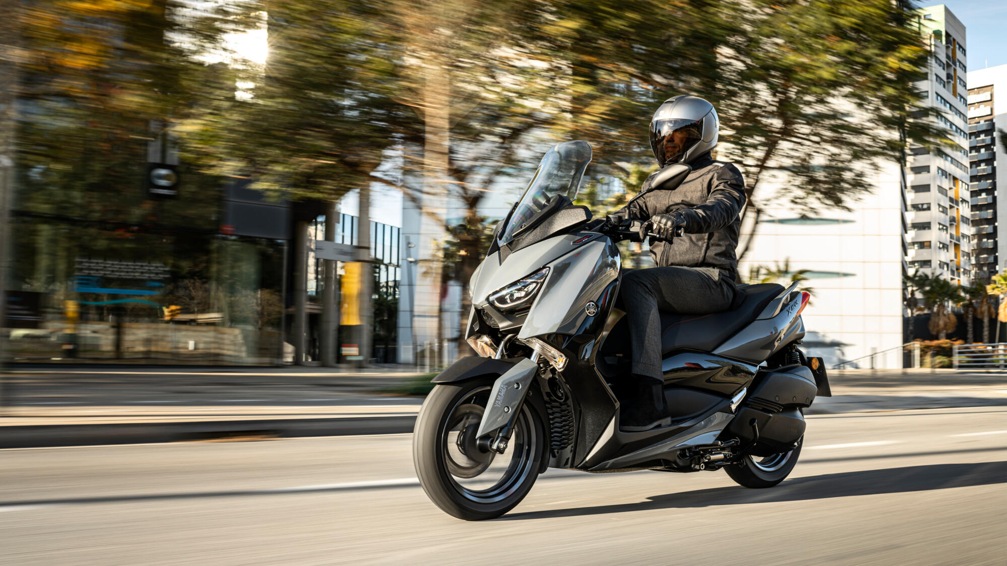 2022-Yamaha-XMAX300ASP-EU-Power_Grey_-Action-004-03
