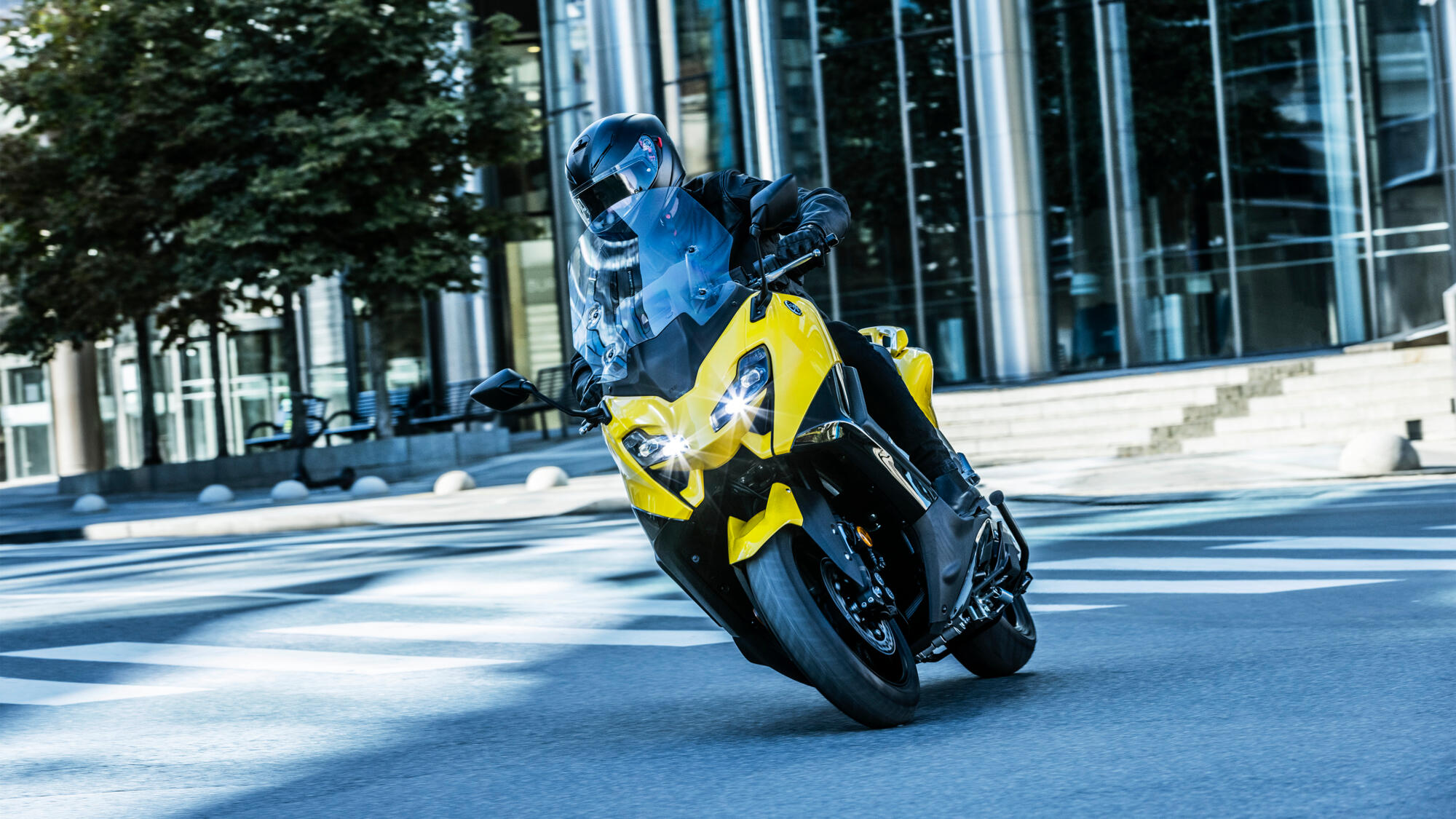 2022-Yamaha-XP500A-EU-Extreme_Yellow-Action-008-03