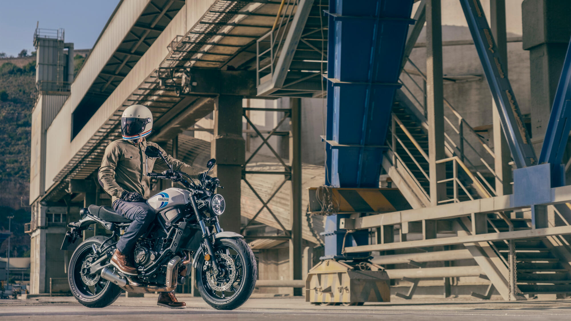2022-Yamaha-XS700-EU-Historic_White-Static-001-03