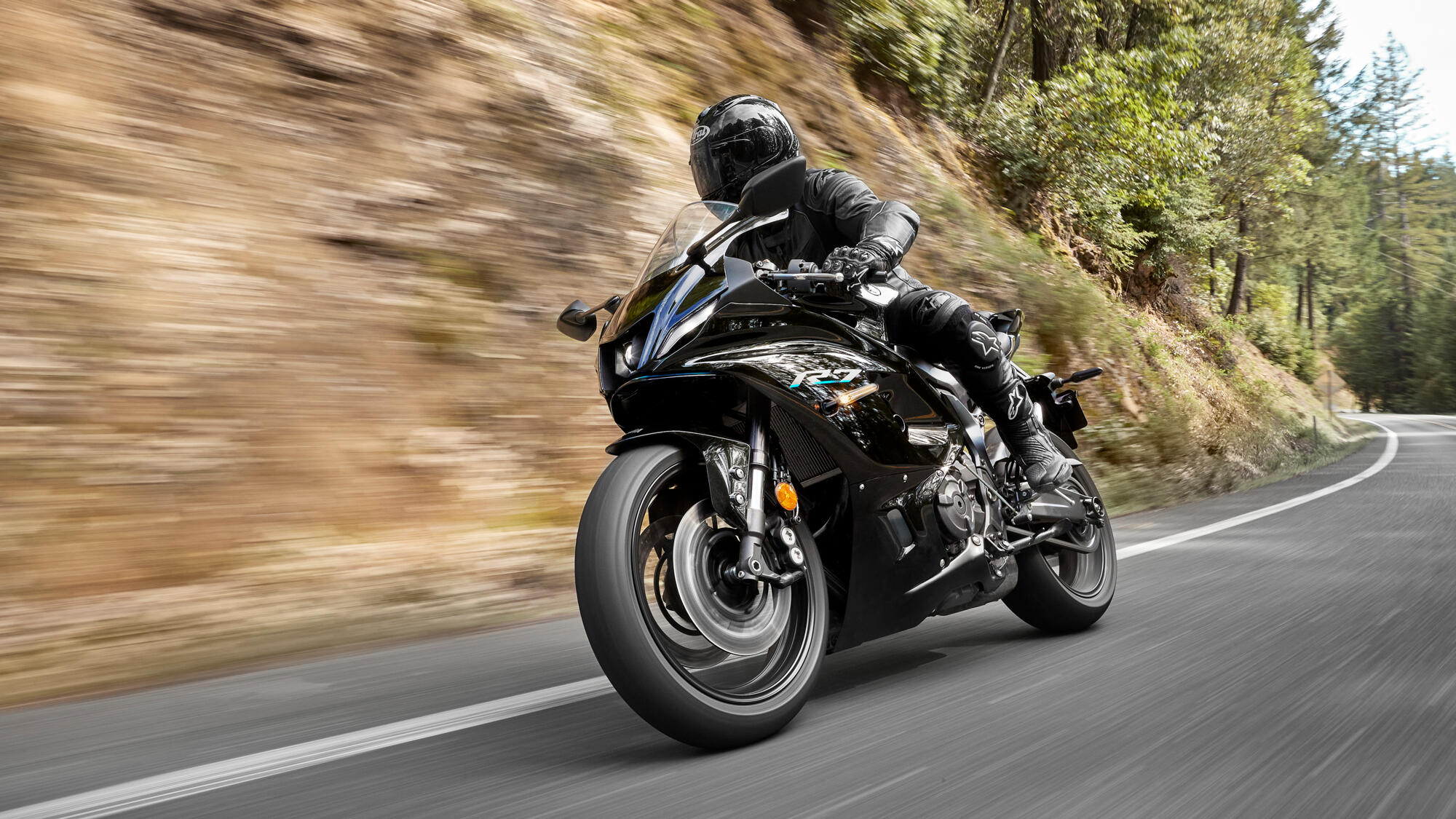 2022-Yamaha-YZF700R7-EU-Yamaha_Black-Action-005-03